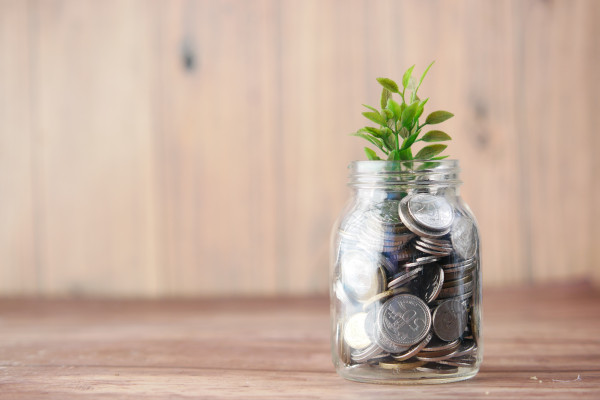 Jar of coins representing real estate investment opportunties in Tennessee